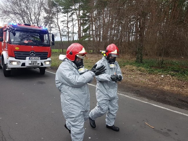 Chemicy pobrali próbki, które zostały zbadane w mobilnym laboratorium. - Stwierdziliśmy w nich obecność złożonych substancji chemicznych. Podejrzewamy, że są niebezpieczne. Natrafiliśmy tam m.in. na łatwopalny aceton - informuje Mirosław Ganecki, Wojewódzki Inspektor Ochrony Środowiska.