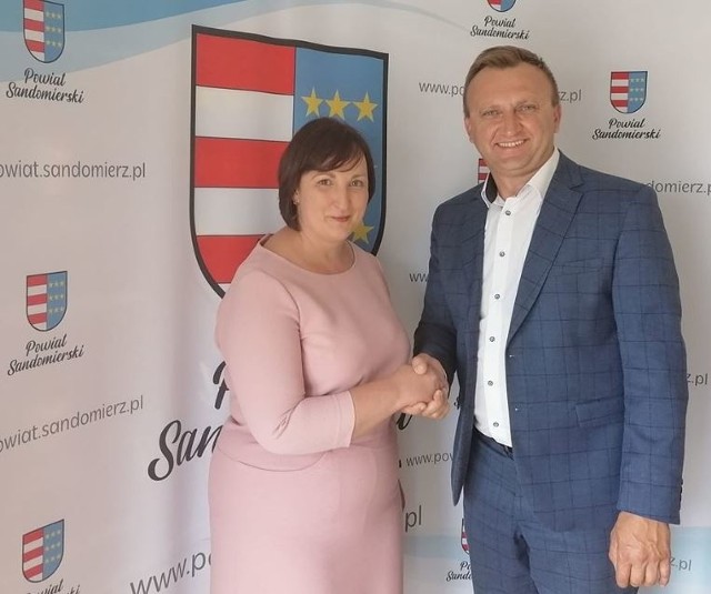 Joanna Pieronkiewicz-Szpernal nowym dyrektorem Collegium Gostomianum w Sandomierzu. Obok starosta Marcin Piwnik.