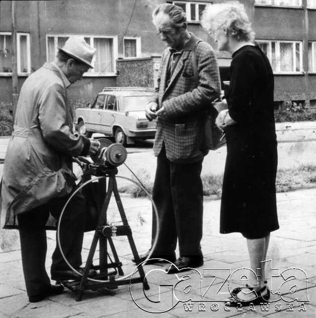 Ostrzenie noży przy ul. Kotlarskiej. Wrocław, rok 1981