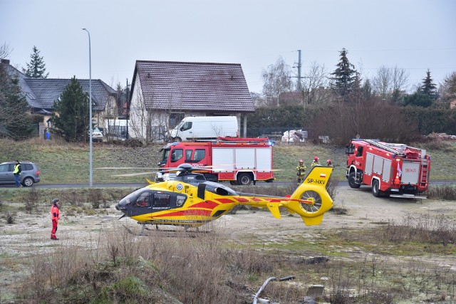 Śmigłowiec LPR wylądował na terenie dawnego ZEC aby przetransportować poszkodowaną do szpitala w Bydgoszczy.