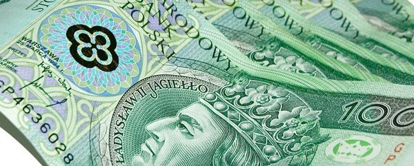 W pudełku przewiązanym wstążką znajdowało się 40 banknotów stuzłotowych