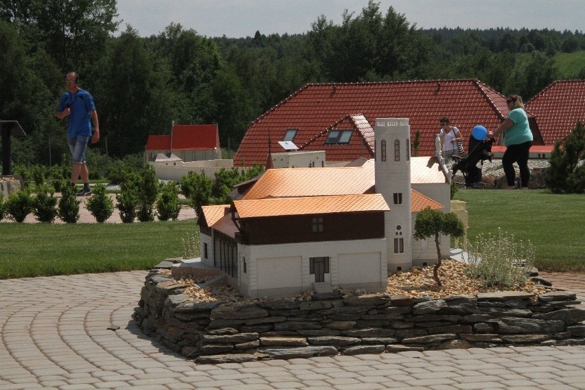 W Chrustach otwarto Park Miniatur najciekawszych świętokrzyskich budowli