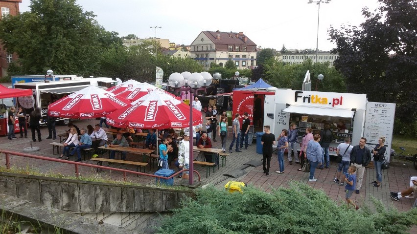 Jaworzno: Food trucki przed halą widowiskowo-sportową i dobra muzyka [ZDJĘCIA]