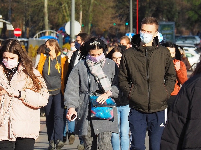 Od wczoraj (soboty, 27 lutego) nie można już zasłaniać nosa...