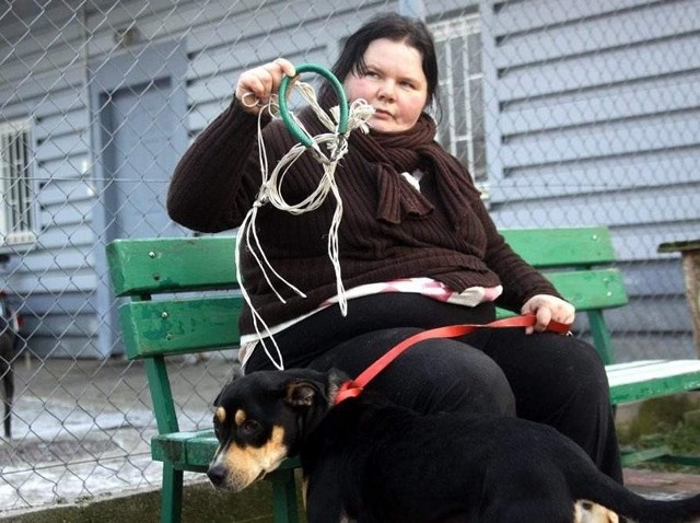 Kamila Grzelak z porzuconym psem i sznurkiem, którym był przywiązany do drzewa