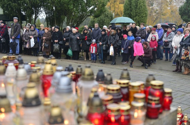 Wszystkich Świętych 2016. Tysiące ludzi na cmentarzu przy ul. Ofiar Firleja w Radomiu.