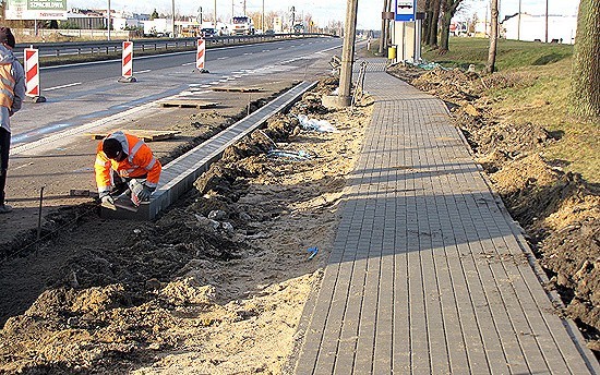 Nowy chodnik powstał przy przystanku linii A w Wielogórze.