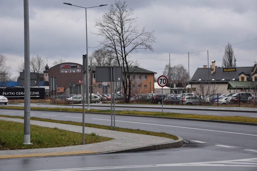 Tarnów. Koniec absurdu drogowego na dwupasmowej ulicy Elektrycznej. Ograniczenie prędkości do 30 km/h zniknęło