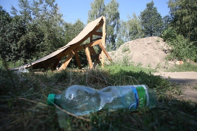 Wczoraj na torze nie było rowerzystów. Zamiast nich znaleźliśmy śmieci i zarośnięte przeszkody.