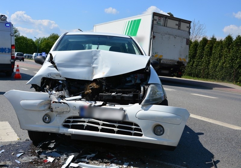 W Krosnie citroen zderzył się z autobusem. Dwie osoby trafiły do szpitala [ZDJĘCIA]