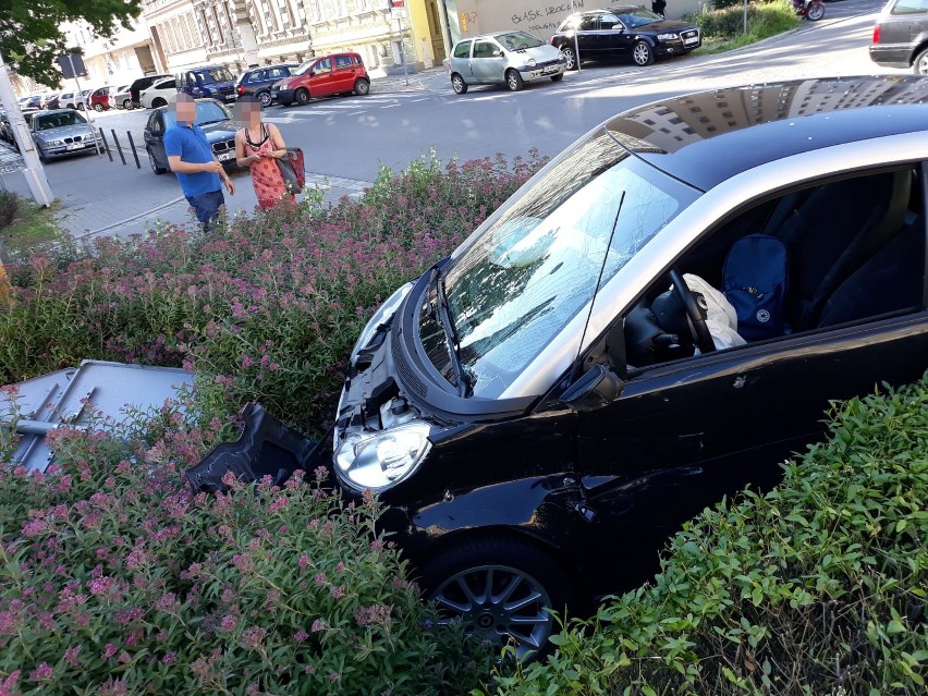 Smart zderzył się z tramwajem na Pułaskiego (ZDJĘCIA)