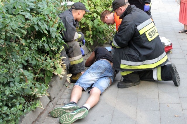 Po fali upałów mamy chłodniejsze dni, aby w niedzielę znowu omdlewać w ukropie. Co się dzieje w takich momentach z naszym organizmem?  Przez cała dobę w czwartek, gdy temperatury nieco spadły, łódzkie pogotowie wyjeżdżało 560 razy. Dzień wcześniej, w środę będącą najbardziej upalnym dniem tego lata, aż 697 razy. Nasze pogotowie obsługuje powiat łódzki, zgierski, rawski, łowicki, kutnowski  i skierniewicki.  - Wysokie temperatury są bardziej niebezpieczne niż  kilkunastostopniowe zmiany temperatury - mówi Adam Stępka, ratownik. - Podczas upału rozszerzają się nam naczynia krwionośne, obniża się ciśnienie krwi, a my pocąc się tracimy wodę i elektrolity. Przyjmowane leki (np. na nadciśnienie) z powodu mniejszej ilości wody w organizmie mają we krwi wyższe stężenie. WIĘCEJ CZYTAJ NA KOLEJNYCH SLAJDACH