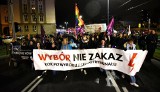 Gdańsk: Manifestacja w 1. rocznicę wyroku TK w sprawie aborcji. Mimo złej pogody w przemarszu uczestniczyło kilkaset osób
