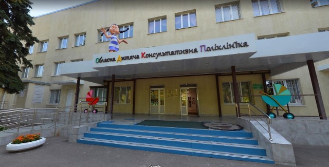 Rany postrzałowe u dzieci, operacje w trakcie bombardowania i oddziały w piwnicach - tak teraz wygląda sytuacja w szpitalu dziecięcym w Charkowie na Ukrainie.