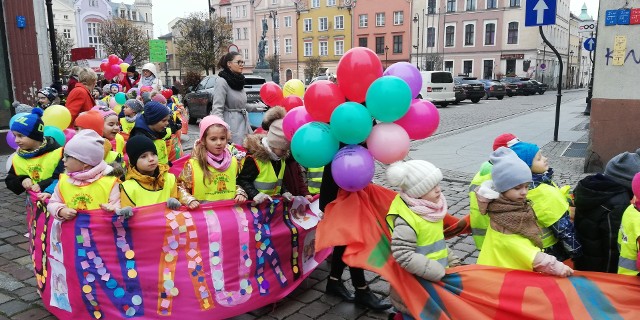 Dziś, 20 listopada, obchodzony jest Dzień Praw Dziecka. Aby przypomnieć o prawach najmłodszych przedszkole "Bajkolandia"  zorganizowało happening na Rynku i w centrum Grudziądza.