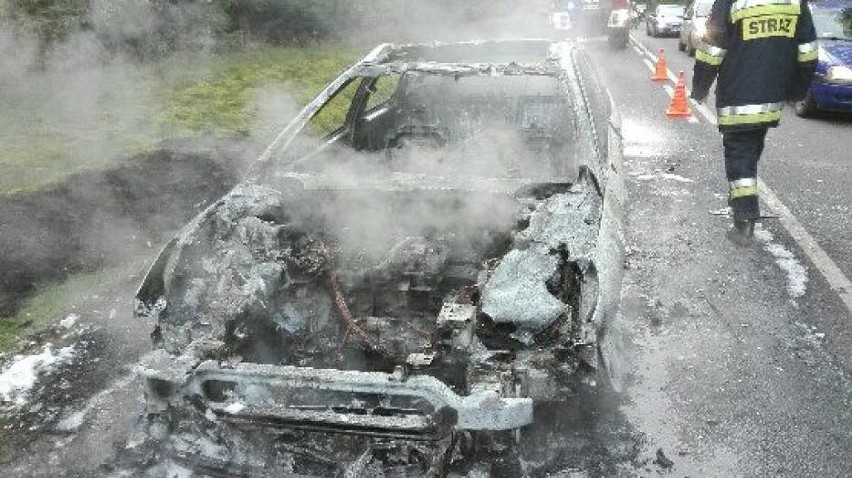 Samochód spłonął doszczętnie