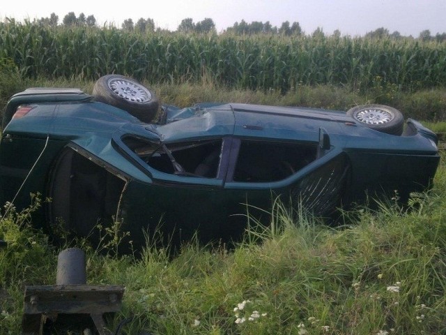 W pobliżu przejazdu kolejowego kierowca stracił panowanie nad autem które dachowało, ścinając po drodze krzyż św. Andrzeja.