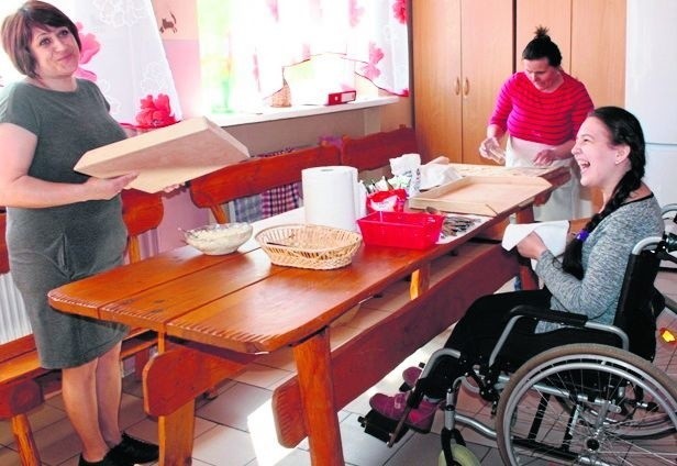 Niepełnosprawni z powiatu kieleckiego uczą się gotować, ubierać stół,lepią doniczki i ćwiczą  