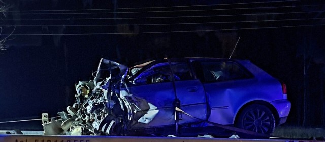 Pomimo reanimacji 20-letni kierowca zmarł na miejscu wypadku. Czytaj dalej i zobacz zdjęcia z akcji służb ratunkowych --->Zobacz też: 8 najbardziej niebezpiecznych dróg w Polsce. Tu jest najwięcej wypadków!