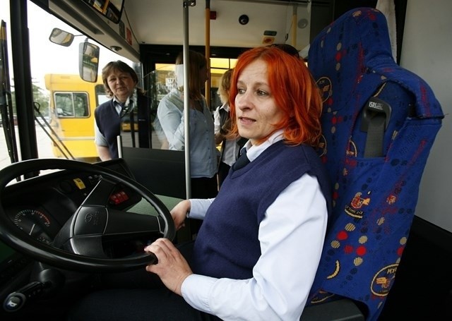 Kobieta za kierownicą autobusu