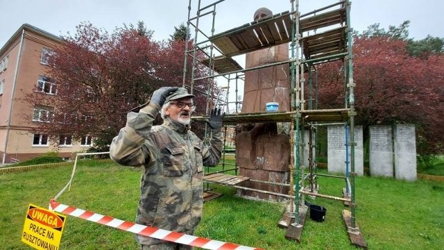 Renowacja pomnika Janusza Korczaka w Zielonej Górze. Wykonawcą jest autor rzeźby Tadeusz Dobosz