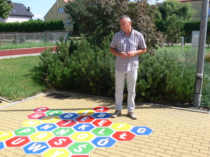 Mamy także literki - pokazuje dyrektor.