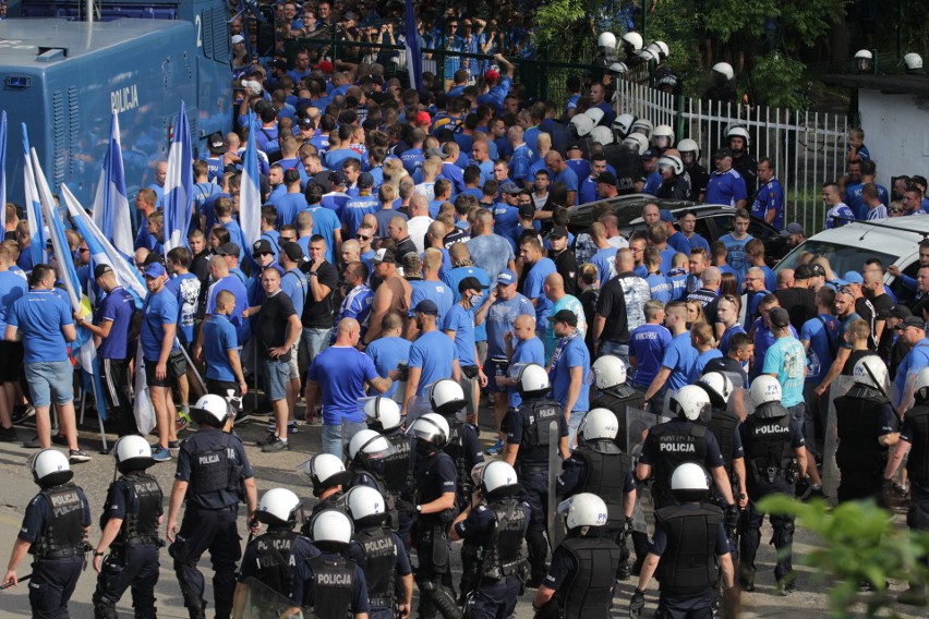 Kibice Ruchu Chorzów pod stadionem Szombierek Bytom...