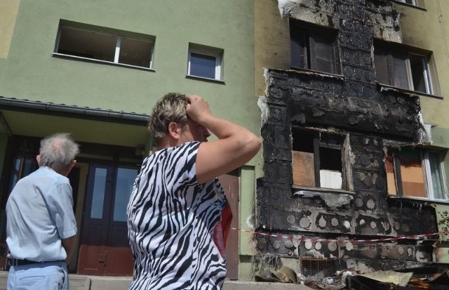 Na ul. Ćwiklińskiej od pozostawionych pod blokiem mebli zapaliła się elewacja budynku.