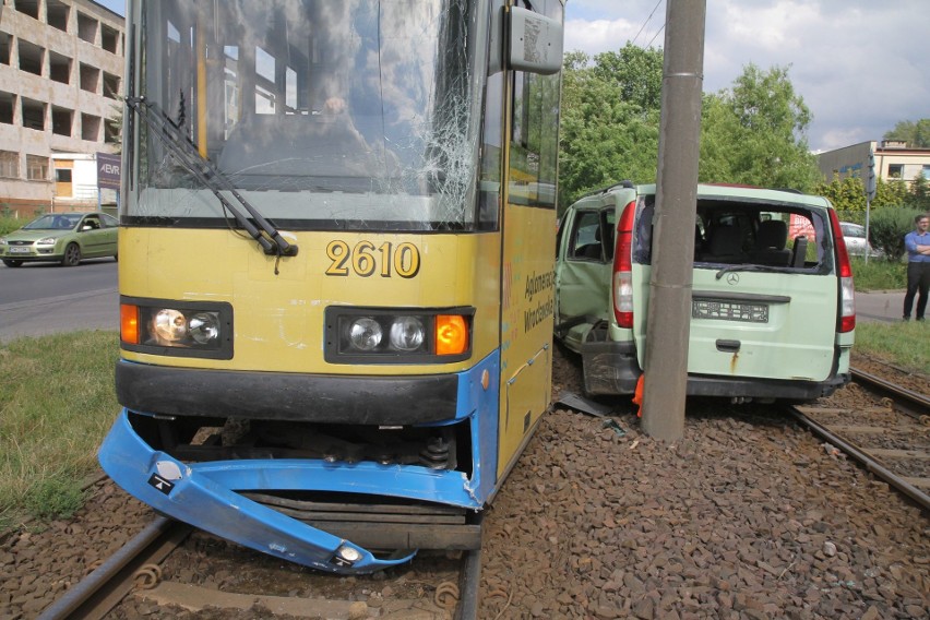 Zderzenie mercedesa z tramwajem na Kwidzyńskiej [ZDJĘCIA]