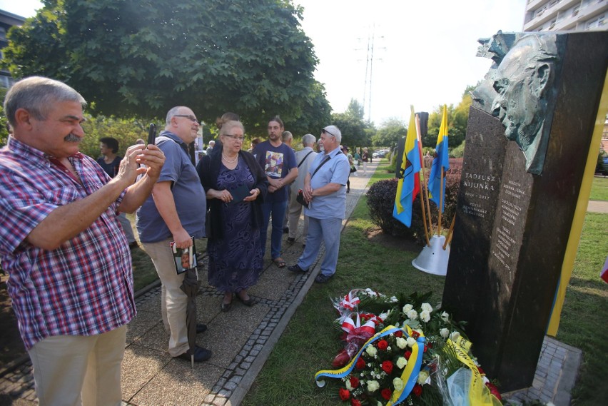 Płaskorzeźbę Tadeusza Kijonki w Galerii Artystycznej na...