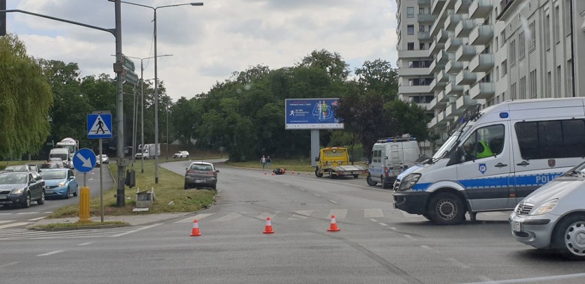 Wypadek kierowcy skutera na skrzyżowaniu ul. Sczanieckiej i Emilii Plater w Szczecinie