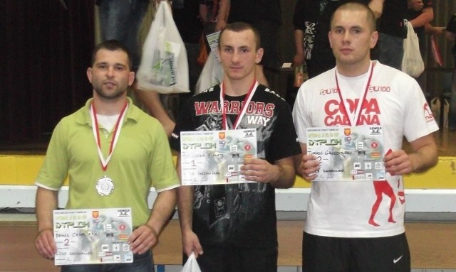 Zawodnicy z Pińczowa bardzo dobrze spisali się na zawodach brazylijskiego jiu jitsu - od lewej Paweł Chwaliński, Sylwester Madej i Tomasz Gałczyński.