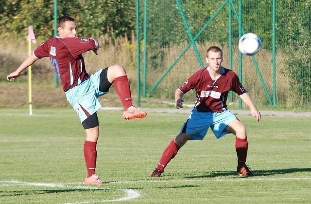 Kamil Milner (z lewej) zdobył bramkę dla AZS Politechniki Świętokrzyskiej Kielce w meczu z GLKS Krasocin. Na zdjęciu z prawej jego kolega z drużyny Krzysztof Pawłowski.