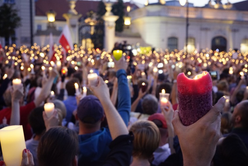 Kolejny "Łańcuch Światła" w Warszawie. Protest ze świecami przed Pałacem Prezydenckim [ZDJĘCIA]