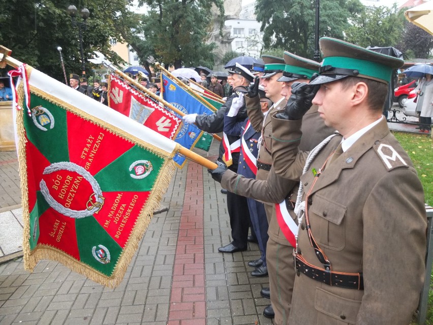 Uroczystości pod pomnikiem na Placu Wolności.