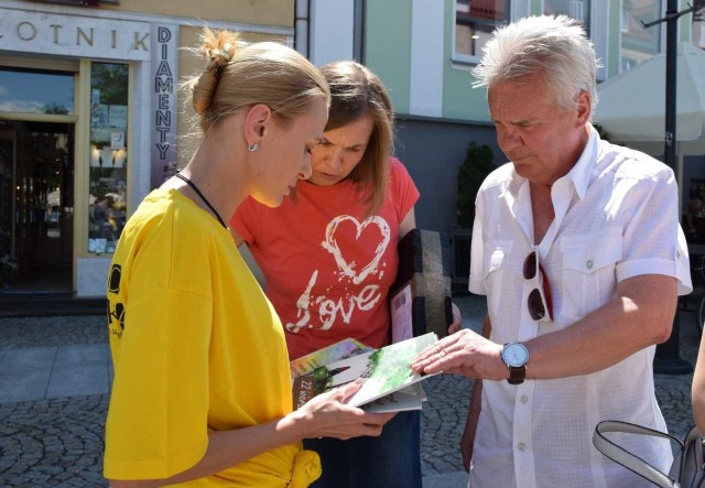 Pracownicy Książnicy Podlaskiej na Rynku Kościuszki rozdali sto książek