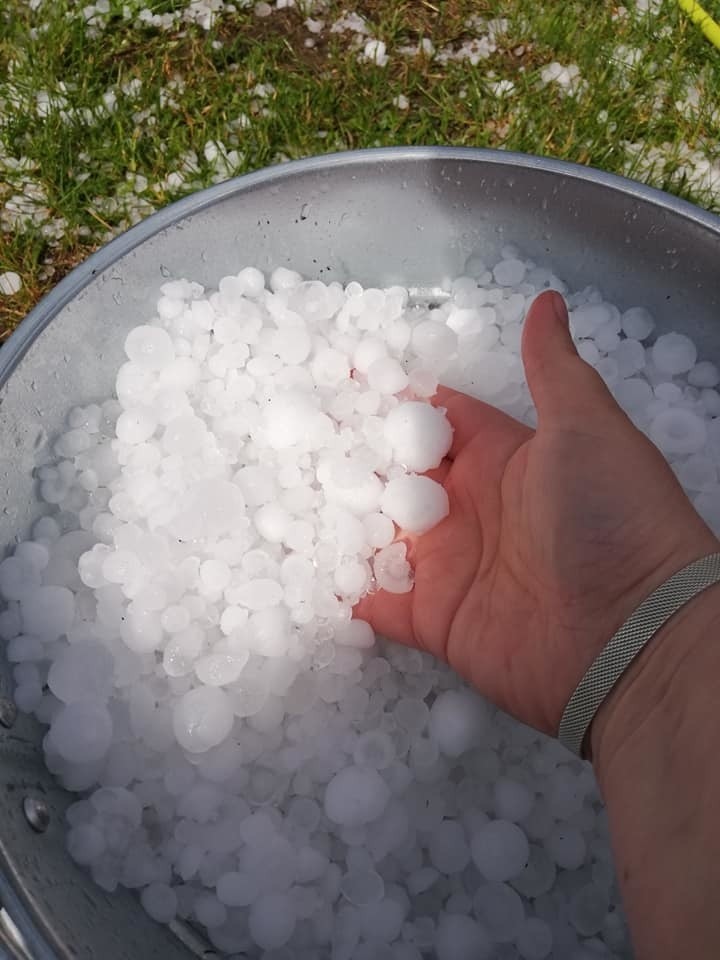 Gradobicie nad Tomaszowem i okolicami tego miasta przeszło...