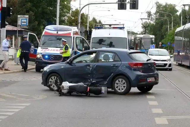 Kierujący samochodem osobowym marki KIA młody mężczyzna, skręcając w lewo z ul. Grabiszyńskiej w al. Pracy nie ustąpił pierwszeństwa motocykliście jadącemu w tym samym kierunku wydzielonym buspasem