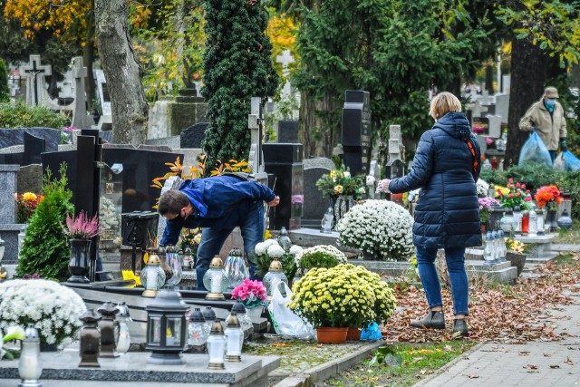 Przed rokiem z uwagi na pandemię dosłownie w ostatniej chwili zapadła decyzja o zamknięciu cmentarzy na Wszystkich Świętych. Sprzedawcy zniczy i kwiatów przy bydgoskich cmentarzach ponieśli wtedy spore straty.