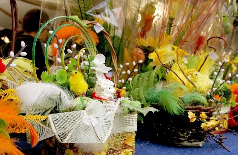 Ozdoby wielkanocne i dekoracje na stół. Stroiki, pisanki, kwiaty i zielone gałązki