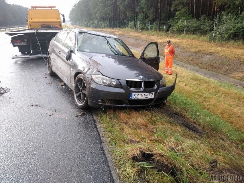 Wypadek na autostradzie A4. BMW wpadło w poślizg i dachowało na A4