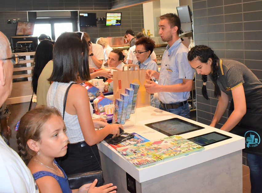 Wielkie otwarcie baru McDonald's w Zatorze. Zjechały się tłumy miłośników burgerów [ZDJĘCIA]