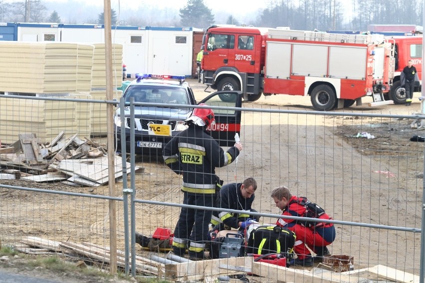 Wrocław: Wypadek na budowie. Jedna osoba nie żyje, druga walczy o życie. Na miejscu lądował śmigłowiec LPR (ZDJĘCIA)