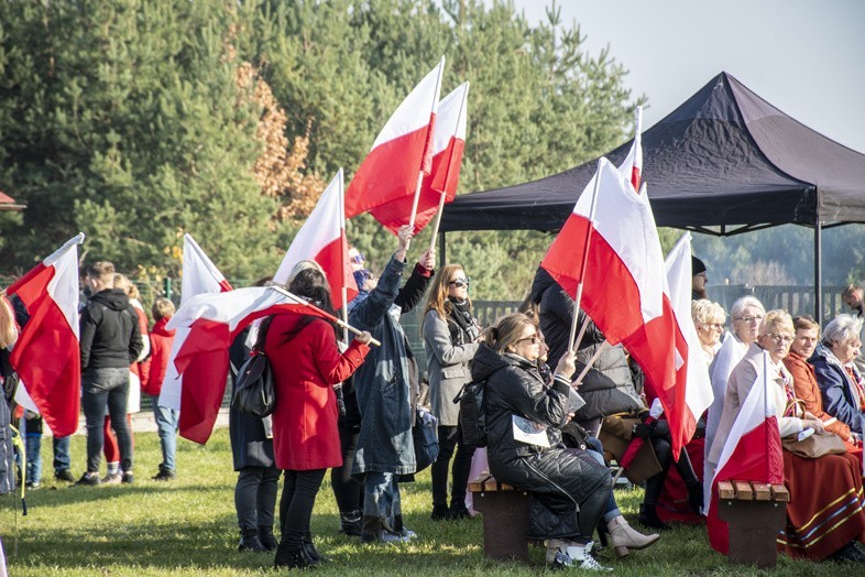 Narodowe Święto Niepodległości 2021 w gminie Nowiny. Wszyscy w marszu na Bolechowice. Tylu flag nie było nigdzie! Zobaczcie zdjęcia