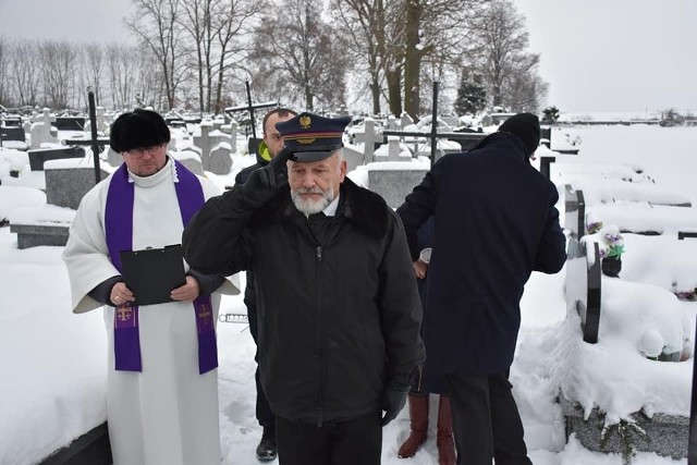Uroczystości przed grobem Romana Kokosza "Kawki" pochowanego na cmentarzu w Ciernie, gminie Nagłowice. Więcej na kolejnych zdjęciach