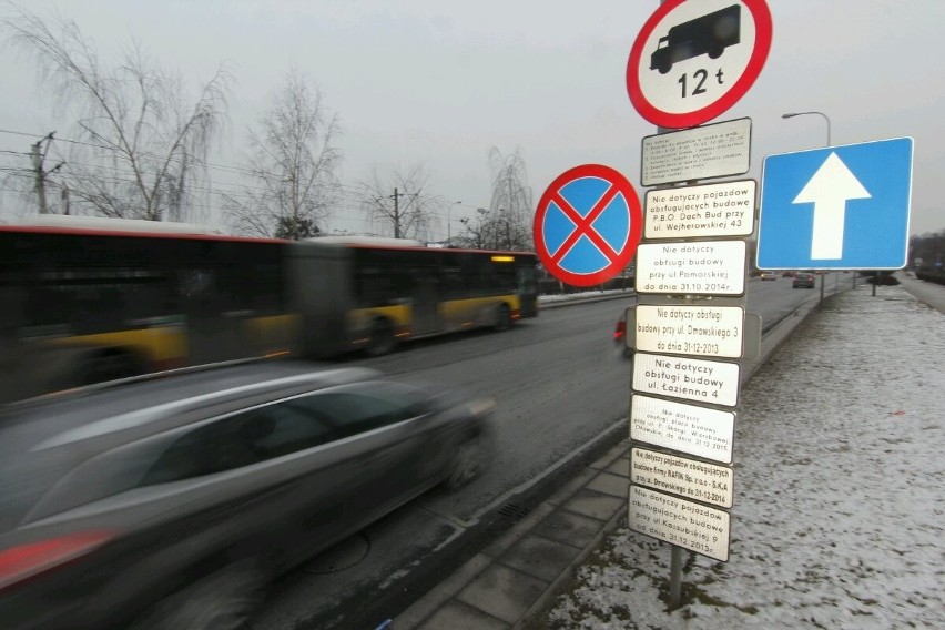 Chaos w oznakowaniu na Legnickiej. Znak zakazu i... 10 tabliczek (ZDJĘCIA)