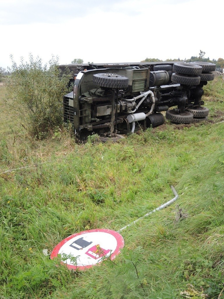 Wywrotka wojskowej ciężarówki w Węglewie - droga krajowa nr...