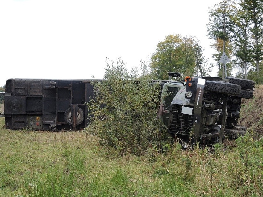 Wywrotka wojskowej ciężarówki w Węglewie - droga krajowa nr...