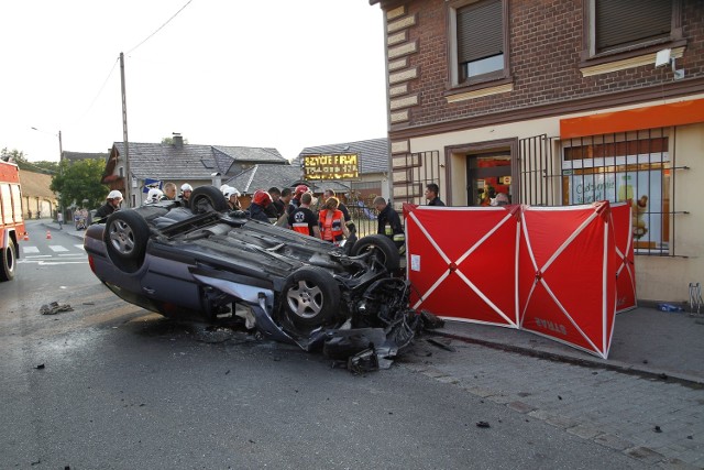 7 sierpnia 30-letni kierowca vw passata zginął w Chróścinie po tym, jak auto uderzyło w ogrodzenie i dachowało.