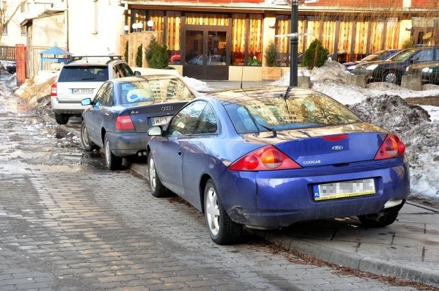 Tak zaparkowane samochody to codzienność na parkingu na przedłużeniu ulicy Kilińskiego.